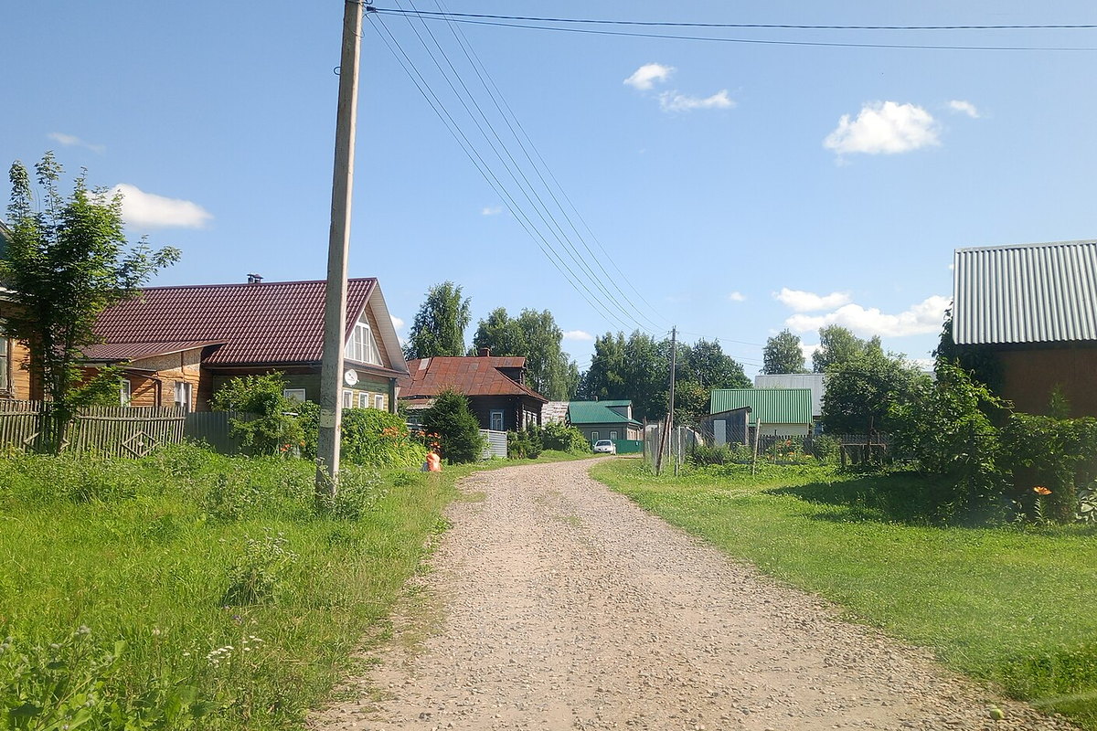Тихая улица в середине дня